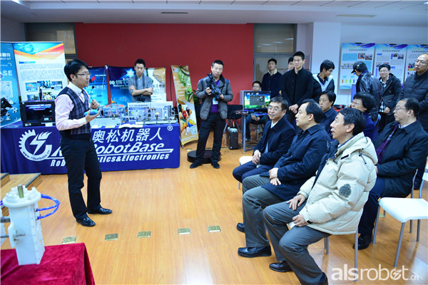 奥松机器人创始人于欣龙向黑龙江省长陆昊汇报创业成果