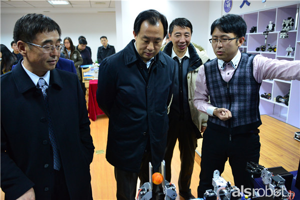 奥松机器人向省长陆昊介绍最新研发教育机器人产品