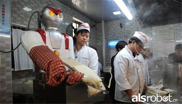 长沙一餐厅雇“奥特曼”机器人削面 