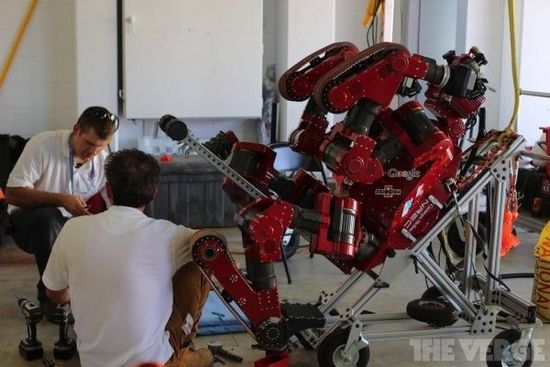 卡耐基梅隆大学的CHIMP机器人，其赞助者包括谷歌等备受瞩目的科技巨头。