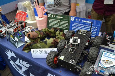 深圳制汇节奥松展示的机械蛇和3D打印产品